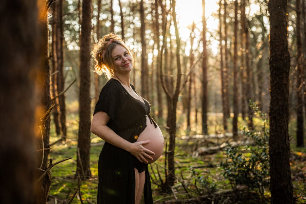 Zwangerschapsfotoshoot in het bos